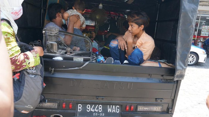 Polisi menghentikan pemudik naik pikap yang ditutup terpal di Jalan Lingkar Demak, Senin (3/5/2021).