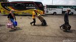 Foto: Lonjakan Pemudik Jelang Pengetatan di Terminal Kalideres
