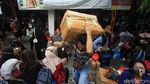 Foto: Lonjakan Pemudik Jelang Pengetatan di Terminal Kalideres