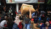 Pemudik membawa berbagai barang untuk kebutuhan dan keperluan keluarga selama di kampung halaman.