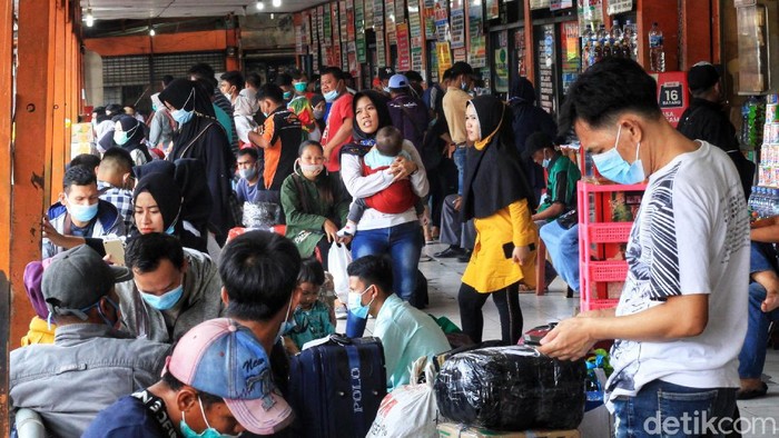 Potret Lonjakan Pemudik di Terminal Kalideres Peningkatan penumpang terjadi di Terminal Kalideres, Jakarta Barat, jelang pemberlakukan larangan mudik. Terminal tersebut tampak mulai padat.