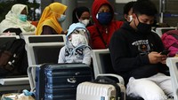 Para pemudik cilik ini pun terlihat di tengah ramainya arus mudik di Stasiun Pasar Senen, Jakarta, Senin (3/5/2021).
