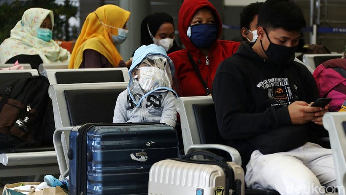 Potret Para Pemudik Cilik di Tengah Arus Mudik Stasiun Pasar Senen Tak sedikit warga yang memboyong anggota keluarganya mudik ke kampung halaman jelang Lebaran. Berikut potret para pemudik cilik di Stasiun Pasar Senen.