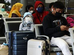 Potret Pemudik Cilik di Stasiun Pasar Senen