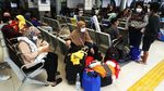 Potret Pemudik Cilik di Stasiun Pasar Senen