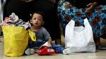 Potret Pemudik Cilik di Stasiun Pasar Senen