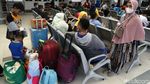 Potret Pemudik Cilik di Stasiun Pasar Senen