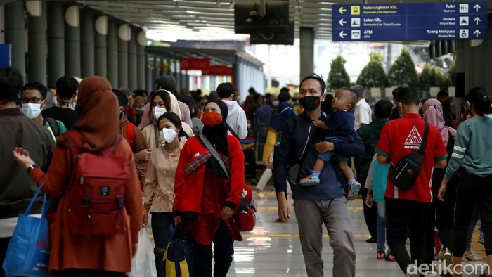 Potret Para Pemudik Cilik di Tengah Arus Mudik Stasiun Pasar Senen Tak sedikit warga yang memboyong anggota keluarganya mudik ke kampung halaman jelang Lebaran. Berikut potret para pemudik cilik di Stasiun Pasar Senen.