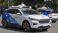 Menjawab berbagai pertanyaan tentang keselamatan, Baidu menekankan bahwa sebelum perjalanan dimulai, sistem akan melalui semua pemeriksaan protokol keselamatan penumpang, termasuk memastikan bahwa semua sabuk pengaman dikencangkan dan pintu ditutup, serta operator manusia akan dapat mengakses kendaraan dari jarak jauh melalui jaringan 5G jika terjadi keadaan darurat.