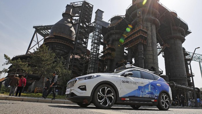 Potret Taksi Tanpa Pengemudi yang Wara-wiri di Jalanan China Raksasa teknologi China Baidu meluncurkan layanan taksi tanpa pengemudi 2 Mei lalu. Apollo Go pun jadi layanan robotaxi berbayar pertama yang tersedia di China.