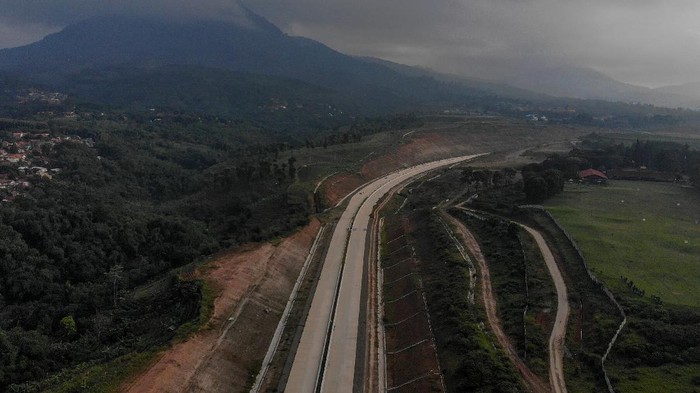 Pekerja mengoperasikan alat berat pada proyek tol Cileunyi-Sumedang-Dawuan (Cisumdawu) di Jatinangor, Kabupaten Sumedang, Jawa Barat, Senin (3/5/2021). Kepala BPJT Danang Parikesit mengatakan Tol Cisumdawu akan memberikan dampak penting dalam mempercepat perekonomian di Jawa Barat. Berdasarkan kajian studi kelayakan, economic internal rate of return (EIRR) Tol Cisumdawu mendapai 21,29 persen. ANTARA FOTO/Raisan Al Farisi/aww.
