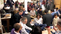 Suasana iftar di mushala SGB sebelum pandemi