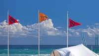 Namun waspadalah ketika melihat 3 bendera ini di pantai-pantai Pulau Reunion. Bendera peringatan itu dipasang sebagai tanda, bahwa traveler dilarang berenang dan berselancar di pulau tersebut. (Getty Images/iStockphoto/Gwengoat)
