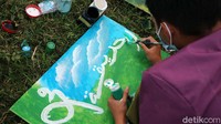 Terlihat puluhan santri terampil menggores demi goresan.