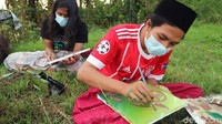 Mereka melukis kaligrafi yang bertemakan tentang Ied Mubarok.
