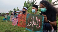 Para santri menunjukan hasil karyanya.