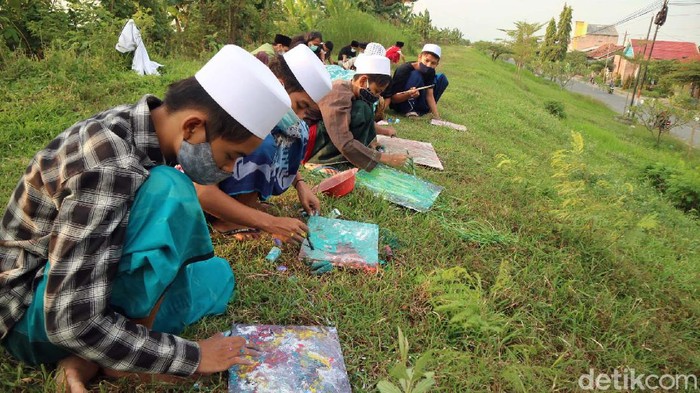 Puluhan Santri Melukis Kaligrafi di Atas Tanggul Sungai Wulan Kudus Santri dari Pesantren Seni dan Kaligrafi Al-Qur'an (PSKQ) Modern Kudus, Jateng, mengisi ngabuburit dengan melukis kaligrafi. Mereka melukis kaligrafi di atas tanggul Sungai Wulan.
