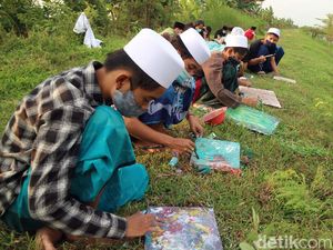 Puluhan Santri Melukis Kaligrafi di Atas Tanggul Sungai Wulan Kudus