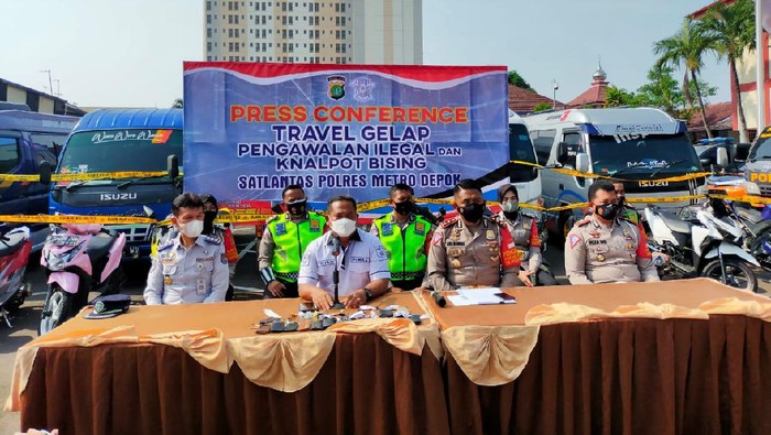 Puluhan travel gelap angkut pemudik dicegat di jalur tikus Depok