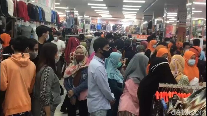 Pusat perbelanjaan di Majalengka dipadati pengunjung.