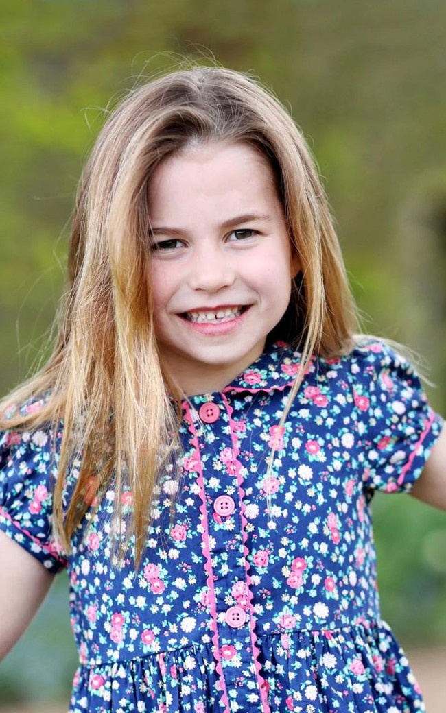 Gadis berambut pirang ini punya nama lengkap Charlotte Elizabeth Diana yang namanya sebagai penghormatan untuk nenek buyutnya, dan mendiang neneknya. Foto: Instagram/@theroyalfamily