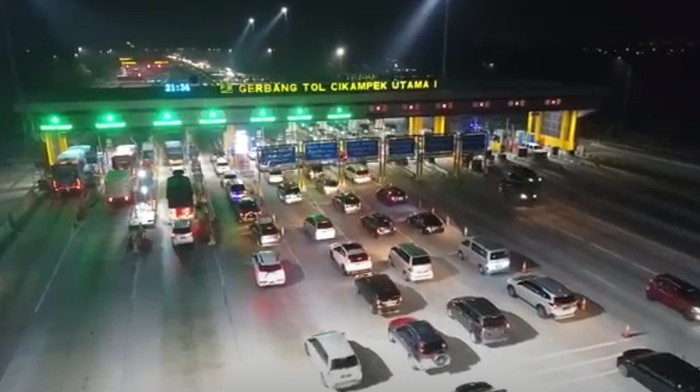 Volume kendaraan di ruas Tol Jakarta-Cikampek terlihat mengalami peningkatan pada Minggu (2/5) malam. Antrean pun terjadi di Gerbang Tol (GT) Cikampek Utama 1.