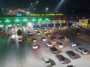 Malam Ini GT Cikampek Utama Terus Dipadati Kendaraan Libur Nataru