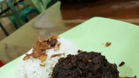 Nasi Bebek Mak Isa yang berlokasi di Cipinang dan Klender juga terkenal dengan sajian bebek goreng khas Madura. Bebek gorengnya sangat empuk dan nikmat ketika dipadukan dengan sambal hitam yang pedas. Foto: Instagram @nasibebek_makisa