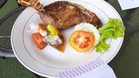 Bebek Pondok Suryo juga menawarkan bebek goreng khas Surabaya yang mantul. Satu porsinya dibanderol harga Rp 50 ribuan dan ukurannya cukup besar. Dilengkapi juga dengan bumbu kuning dan sambal bawang. Kalau ingin menyantapnya, kamu bisa mengunjungi salah satu gerainya di Jalan Wolter Monginsidi No. 50, Jakarta Selatan. Foto: detikfood
