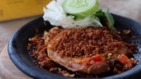 Bebek Malio menawarkan menu bebek goreng yang mantul. Ada bebek goreng penyet dengan sambal bawang yang nendang pedasnya. Ada juga bebek goreng dengan bumbu ijo. Lokasinya ada di Jalan Tebet Timur Dalam Raya No. 117, Jakarta Selatan. Foto: Instagram @bebekmalio