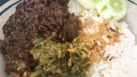 Bagi pecinta bebek goreng Madura, wajib datang ke Nasi Bebek Cak Malik di Jlaan KH. Wahid Hasyim. Tempat makan ini juga sempat direkomendasikan oleh Dari Halte Ke Halte. Satu porsinya cukup besar dengan sambal hitam yang melimpah. Foto: Instagram @thatbellyofyours