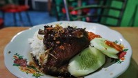 Kalau lagi pengin makan bebek goreng khas Madura, kamu bisa menyantapnya di Nasi Bebek Sakera di Jatinegara. Satu porsinya seharga Rp 20 ribuan. Ukuran bebeknya cukup besar, lalu disajikan dengan sambal hitam dan sambal bawang. Foto: Instagram @masgembuldotcom