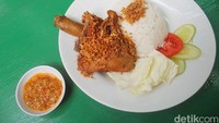 Resto keluarga bernama Bebek Perdikan di kawasan Karet Kuningan, Jakarta Selatan bisa jadi andalan kalau ingin makan bebek goreng khas Jawa Timur yang enak. Satu porsinya dibanderol harga Rp 42 ribu. Sangat menggugah selera karena disajikan dengan serundeng dan sambal bawang yang pedas. Foto: detikfood