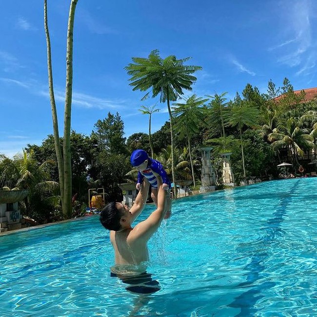 Sinetron pertama yang diperankan oleh Rezky berjudul Adam dan Hawa. Nama Rezky kemudian mulai melejit usai membintangi sinetron Melati untuk Marvel. Foto: Instagram/@thereal_rezkyadhitya