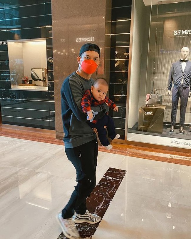 Penampilan Rezky dan baby Athar selalu terlihat kompak. Benar-benar definisi hot daddy banget ya Rezky Aditya.. Foto: Instagram/@thereal_rezkyadhitya