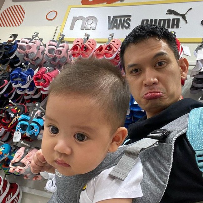 Jika dilihat, suami dari Citra Kirana ini memang nggak cuma ganteng, tetapi juga sosok yang suamiable banget. Gimana menurutmu? Foto: Instagram/@thereal_rezkyadhitya