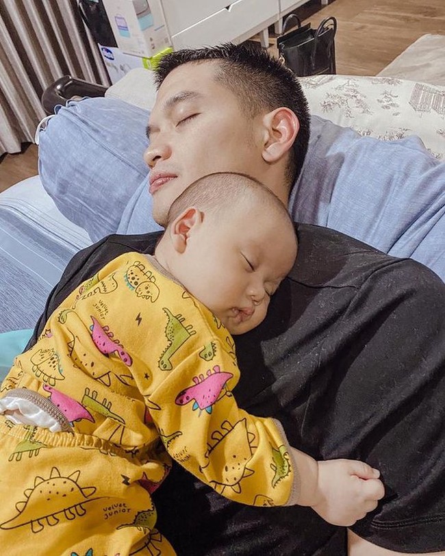 Ini potret Rezky dan baby Athar saat sedang tiduk bersama. Terlihat sangat menggemaskan bukan? Foto: Instagram/@thereal_rezkyadhitya