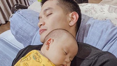 8 Pesona Rezky Adhitya Pas Momong Anak, Suamiable Banget!