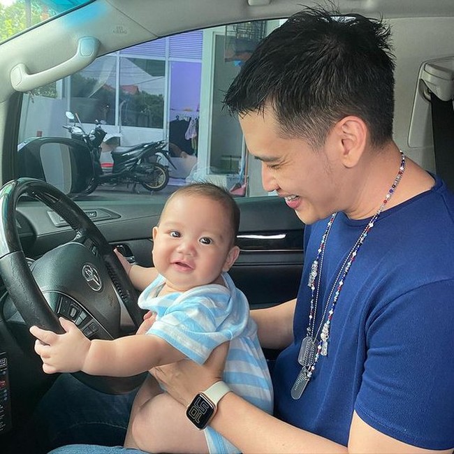 Rezky Aditya adalah salah satu artis Indonesia yang sering memamerkan kebersamaannya dengan sang anak melalui media sosial Instagramnya. Dalam setiap foto-fotonya, Rezky terlihat seperti sosok ayah yang perhatian, suamiable banget. Foto: Instagram/@thereal_rezkyadhitya