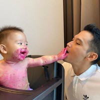 Rezky Aditya pun kerap membagikan momen kebersamaannya dengan putra semata wayangnya itu. Salah satu potret terbarunya adalah ketika Rezky sedang menemani sang anak yang tengah makan. Foto: Instagram/@thereal_rezkyadhitya