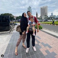Setelah menikah dengan Citra Kirana pada 1 Desember 2019 lalu, keduanya kini telah dikaruniai seorang putra. Anak pertamanya yang lahir pada 28 Agustus 2020 itu diberi nama Keene Atharrazka Aditya. Foto: Instagram/@thereal_rezkyadhitya