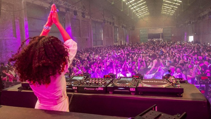 Ribuan Warga Liverpool Asik Dugem Bareng Tanpa Masker LIVERPOOL, ENGLAND - APRIL 30: Confetti is fired into the crowd as Nightclub Circus hosts the first dance event, which will welcome 6,000 clubbers to the city's Bramley-Moore Dock warehouse on April 30, 2021 in Liverpool, England. The event is part of the national Events Research Programme which will provide data on how events could be permitted to safely reopen. (Photo by Anthony Devlin/Getty Images)