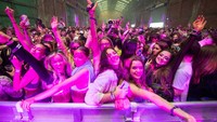 Tak hanya hidup bebas tanpa masker, sejumlah negara juga sudah menggelar konser musik. Tidak ada masker. Tidak ada jarak sosial. Semua orang terlihat bersenang-senang, berjoget, dan bahkan bernyanyi bersama. Getty Images/Anthony Devlin    