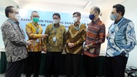Direktur Utama PT Bank JTrust Indonesia Tbk. (J Trust Bank) Ritsuo Fukadai (2 kiri)  berbincang bersama jajaran direksi (dari kiri-kanan) Felix I Hartadi, R. Djoko Prayitno dan Helmi A Hidayat, serta Komisaris Independen Yohanes Santoso W (3 kanan) dan Sutirta Budiman (2 kanan) usai Rapat Umum Pemegang Saham Luar Biasa J Trust Bank, di Jakarta, Senin (3/5/2021). Foto: dok. Jtrust Bank