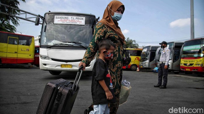 Saat Warga Mudik Lebih Awal Demi Lebaran di Kampung Halaman Ratusan pemudik mendatangi Terminal Tanjung Priok hari ini. Mereka datang untuk mudik lebih awal sebelum larangan mudik Lebaran diberlakukan.