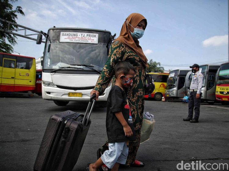 Saat Warga Mudik Lebih Awal Demi Lebaran di Kampung Halaman
