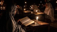 Siswa membaca Alquran dengan cahaya lilin saat ritual Nuzulul Quran dan Lailatul Qadar (Malam Takdir) di pondok pesantren Nurul Hidayah Al-Mubarokah, Boyolali, Jawa Tengah, Minggu (2/5/2021).  