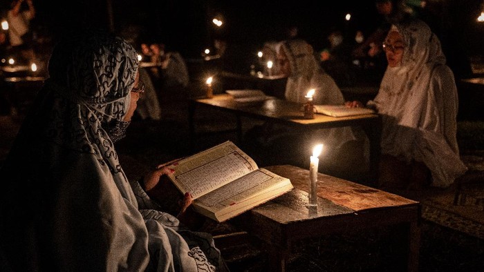 BOYOLALI, INDONESIA - MAY 02: A student prays after read the Quran by candlelight during ritual Nuzulul Quran and Laylat al-Qadr (Night of Destiny) which marks the night in which the holy Quran was first revealed to the Prophet Mohammed at the Nurul Hidayah Al-Mubarokah boarding school on May 2, 2021 in Boyolali, Central Java, Indonesia. Laylat al-Qadr is was one of the odd-numbered nights of the last ten days of Ramadan. Ramadan, the ninth month of the Islamic calendar is a month of fasting, prayers and recitation of the Quran. (Photo by Ulet Ifansasti/Getty Images)