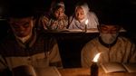 Sambut Lailatul Qadar, Santri Baca Quran Dengan Cahaya Lilin
