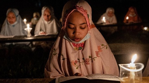 BOYOLALI, INDONESIA - MAY 02: A student prays after read the Quran by candlelight during ritual Nuzulul Quran and Laylat al-Qadr (Night of Destiny) which marks the night in which the holy Quran was first revealed to the Prophet Mohammed at the Nurul Hidayah Al-Mubarokah boarding school on May 2, 2021 in Boyolali, Central Java, Indonesia. Laylat al-Qadr is was one of the odd-numbered nights of the last ten days of Ramadan. Ramadan, the ninth month of the Islamic calendar is a month of fasting, prayers and recitation of the Quran. (Photo by Ulet Ifansasti/Getty Images)